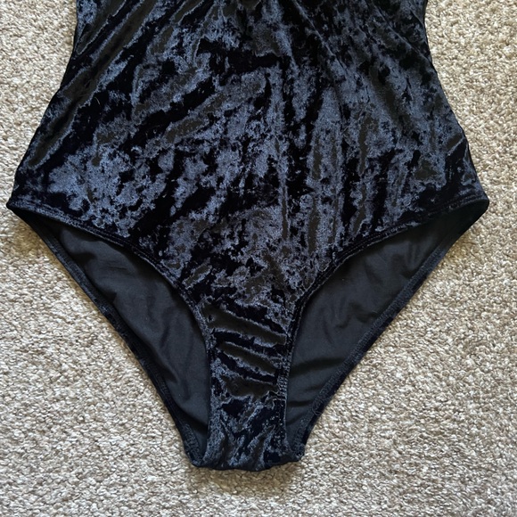 Hot Topic Black Crushed Velvet One Piece Swimsuit Bathing Suit Deep V-Neck Goth - Picture 7 of 13